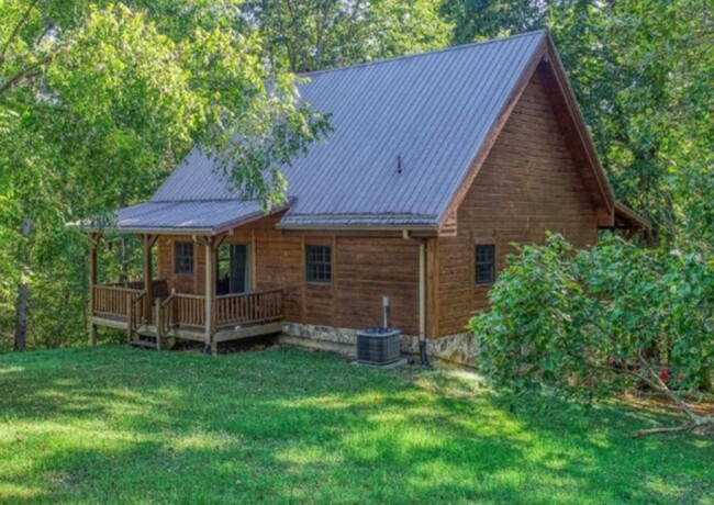 Building Photo - 2 bedroom 1 bath fully furnished log cabin...