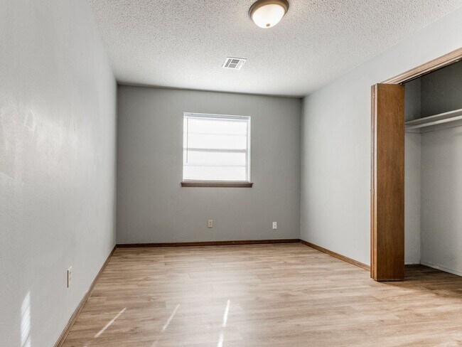 Building Photo - 3 Bed 2 Bath 2 Car Garage in Shawnee!