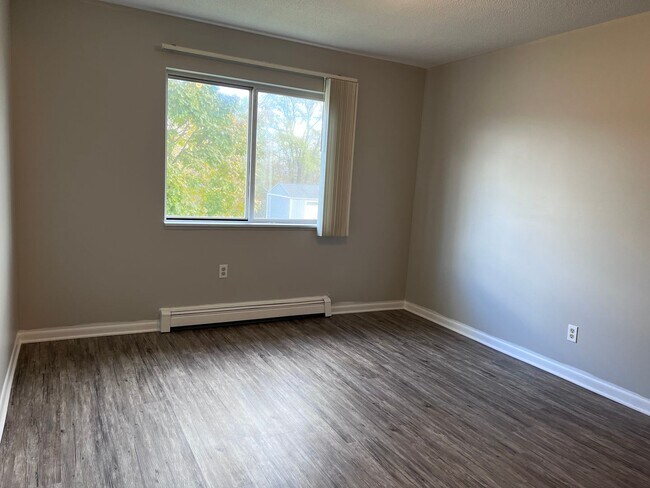 Building Photo - Spacious Two Bedroom Apartment in Sparta!