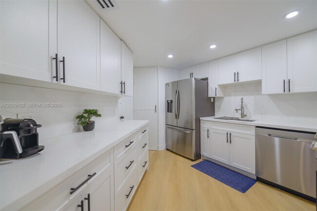 Building Photo - 801 Brickell Bay Dr