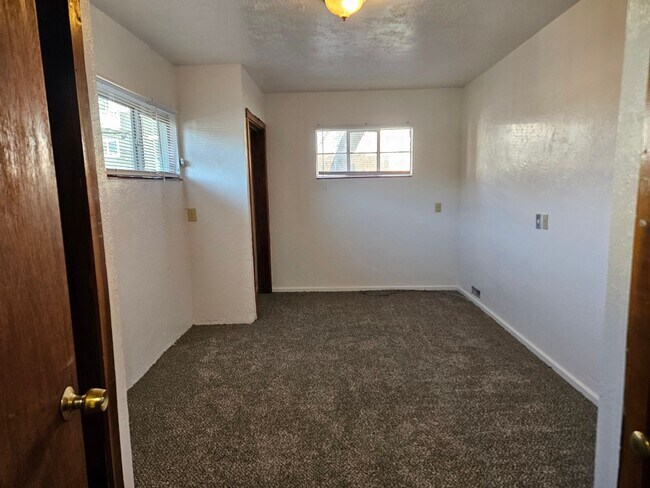 Building Photo - 316-317 S Vincent Ct