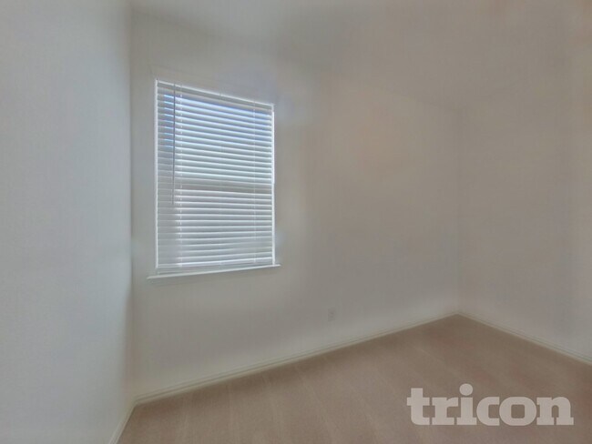 Building Photo - 509 Macdonald Wy