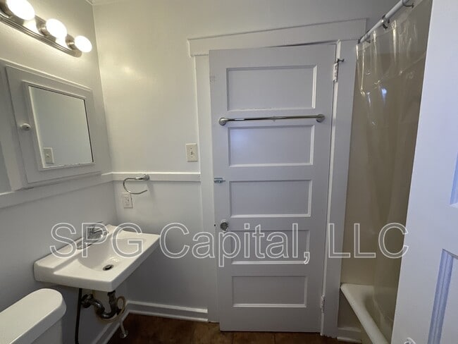 Building Photo - 2006 Holly St