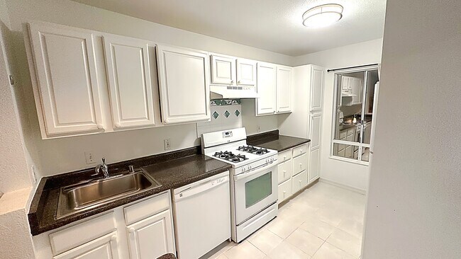 Kitchen View(Gas Appliances) - 91-1058 Kekuilani Loop