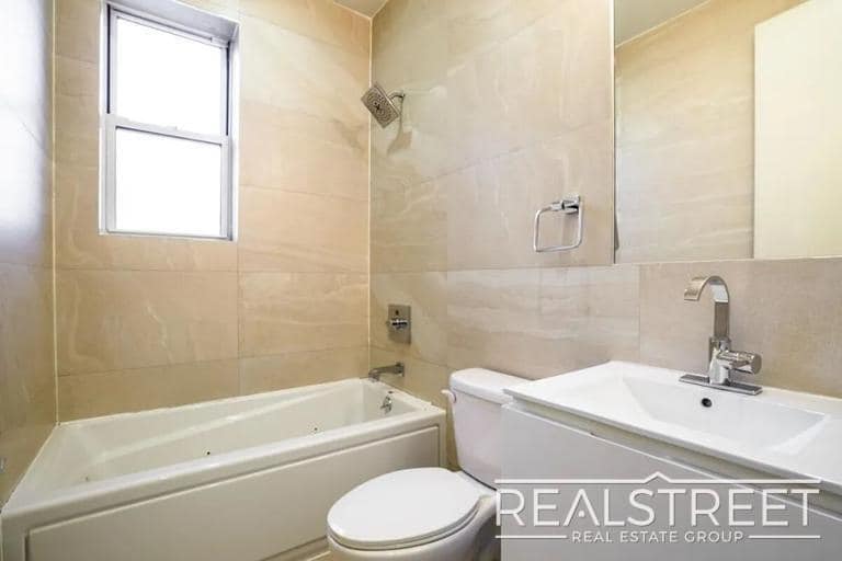 Building Photo - 3 BED 1.5 Bath in Bed Stuy