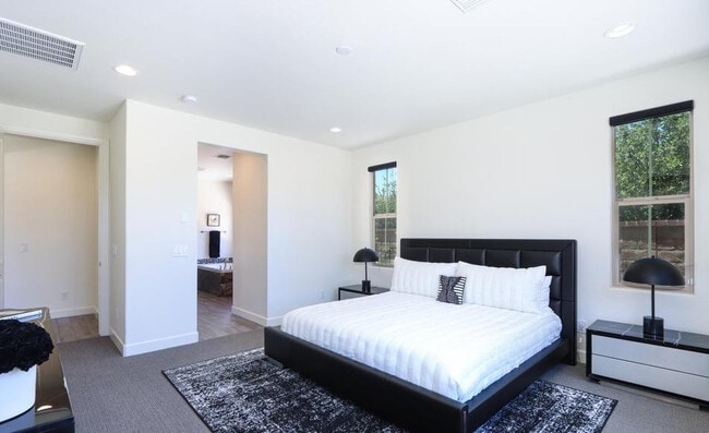 Building Photo - 948 W Yosemite Dr