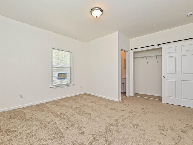 Building Photo - 610 N Pear St