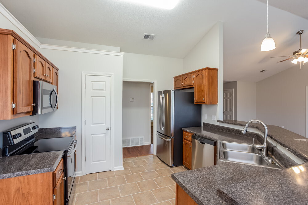 Building Photo - 1800 Sarah Ann Dr W
