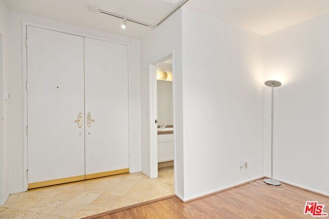 Building Photo - 1131 Alta Loma Rd