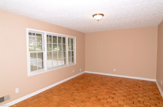 Building Photo - 3 br, 2 bath House - 233 Lucan Way