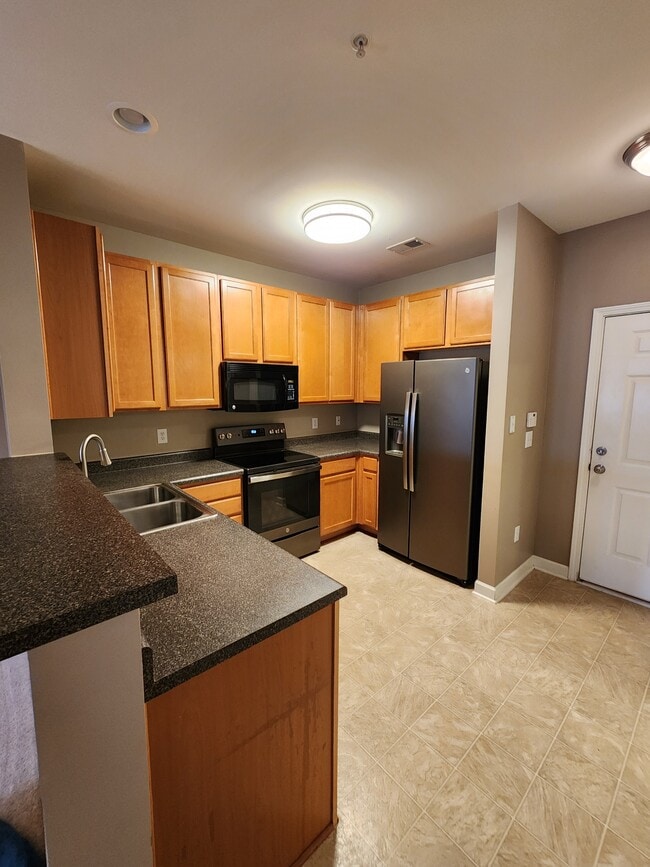 Building Photo - 7104 W Friendly Ave