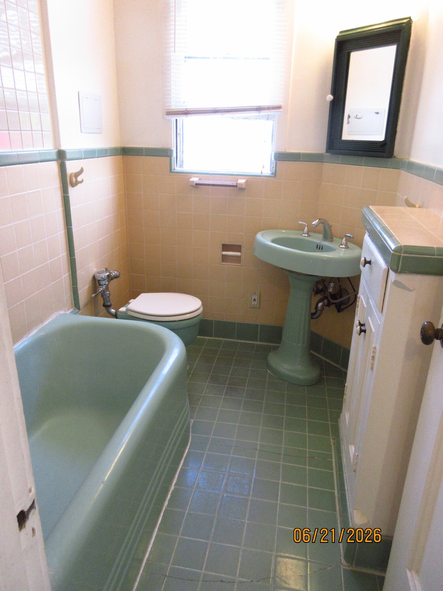 ART DECO BATH - 4911 Dockweiler St