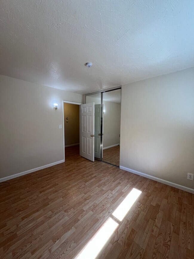 Building Photo - Charming 3bd / 2ba Long-Term Rental