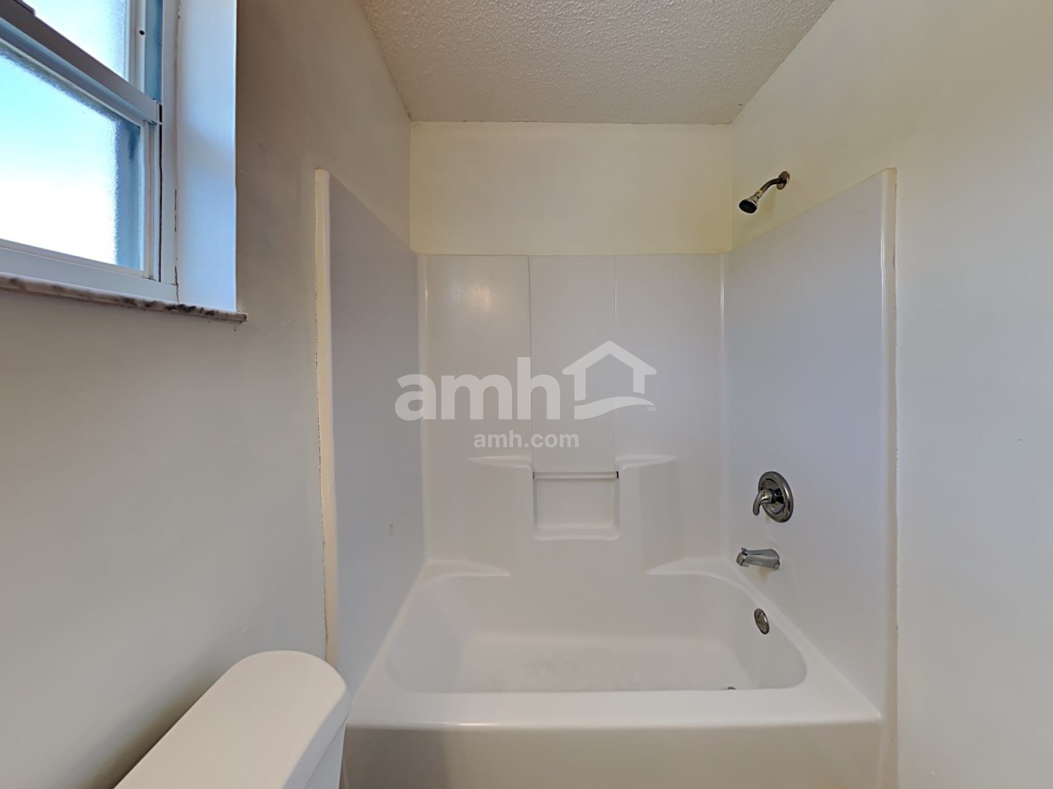 Building Photo - 332 SW Hollyhock Ct