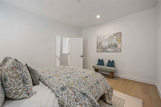 Building Photo - 3028 Lamar St