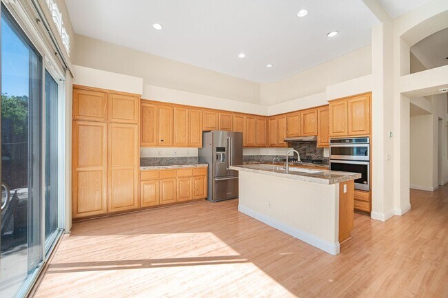 Building Photo - Highly Desirable Executive Home: 4 Bedrooms, 3 Bathrooms of Luxury Living
