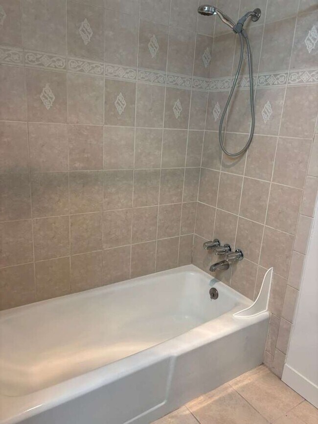 Building Photo - Beautiful remodeled ground floor 2 bedroom 1.5 bath