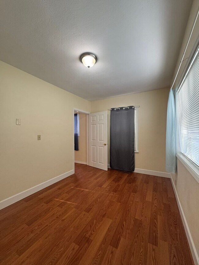 Building Photo - Charming 3 Bed Rental in Prime Location