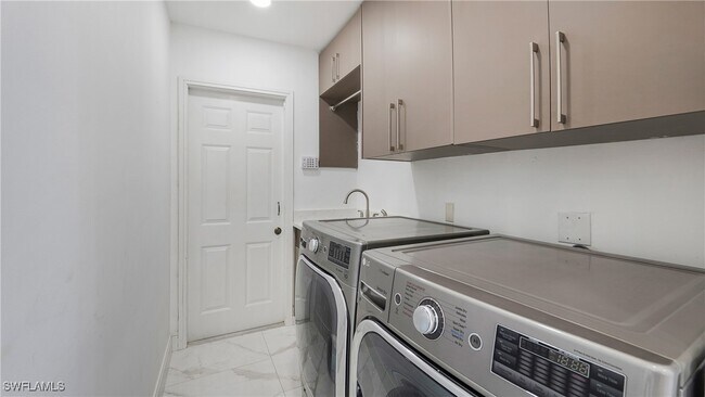 Building Photo - 3590 10th Ave NE