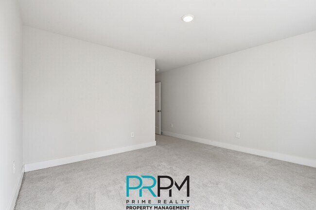 Building Photo - 6 Thornfield Dr