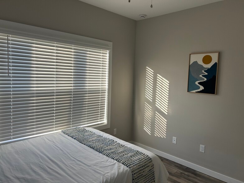 Building Photo - 617 E 3rd St