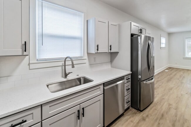 Building Photo - Beautifully Remodeled 3 Bed 1 Bath Single ...