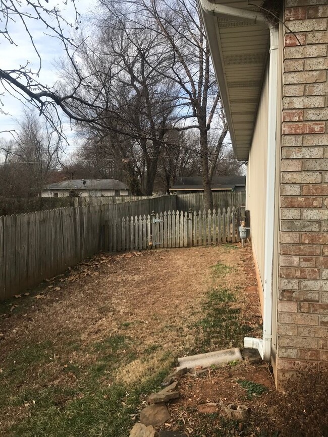 Building Photo - Beautiful 2 Bedroom Bathroom Patio Home Available NOW!