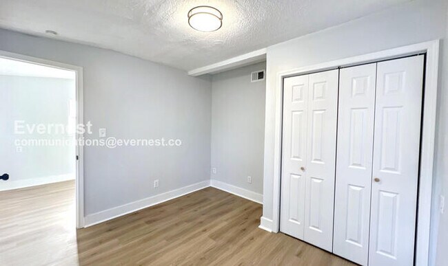 Building Photo - 907 S Cedar Ave