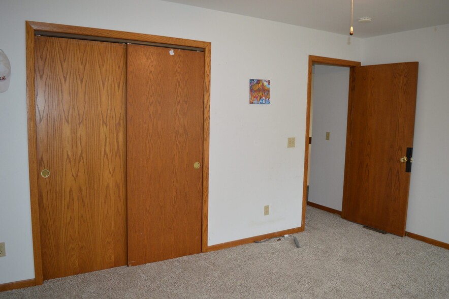 Building Photo - 5212 Rustling Oaks Ln