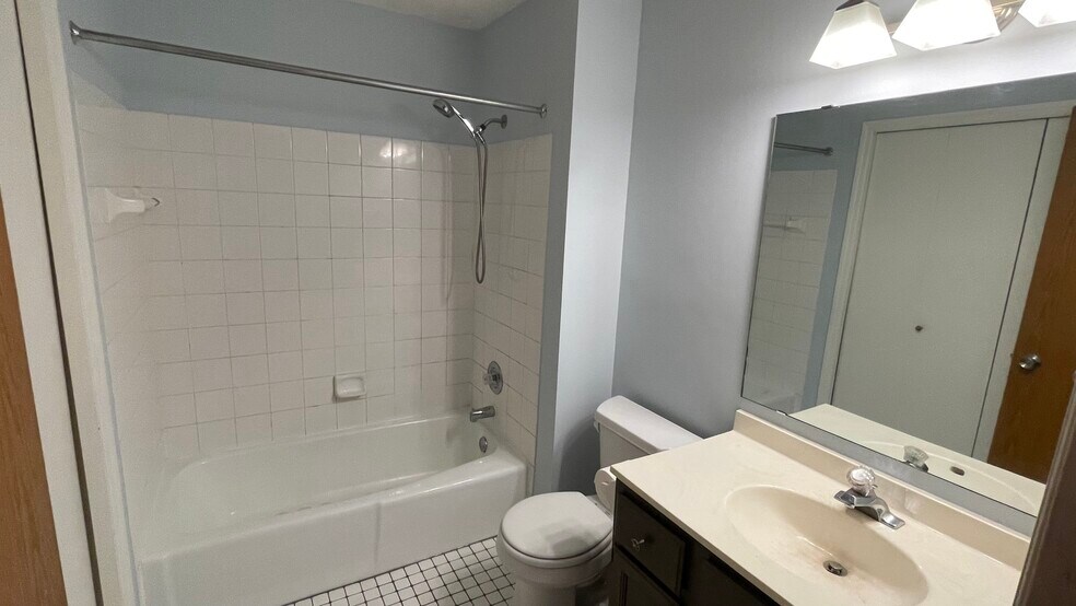 Building Photo - 5330 Highpointe Dr