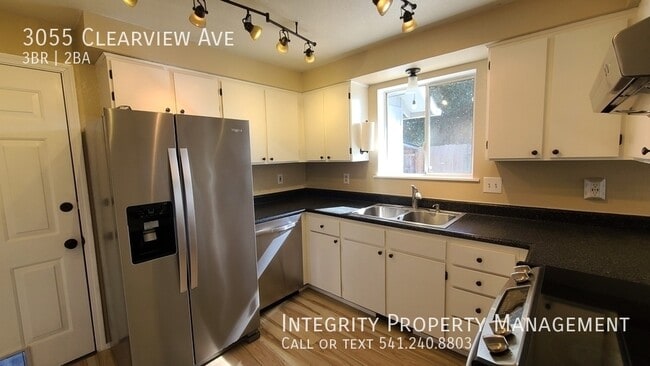 Building Photo - 3055 Clearview Ave