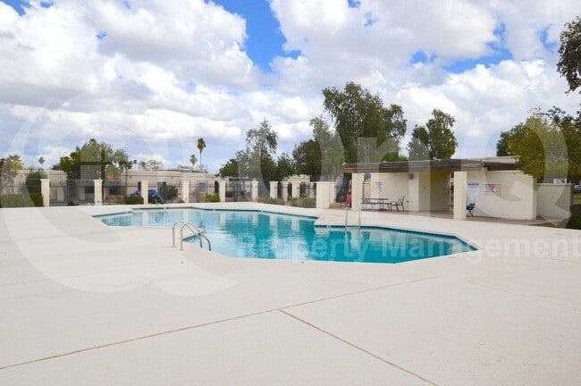 Building Photo - 2331 W Carson Dr