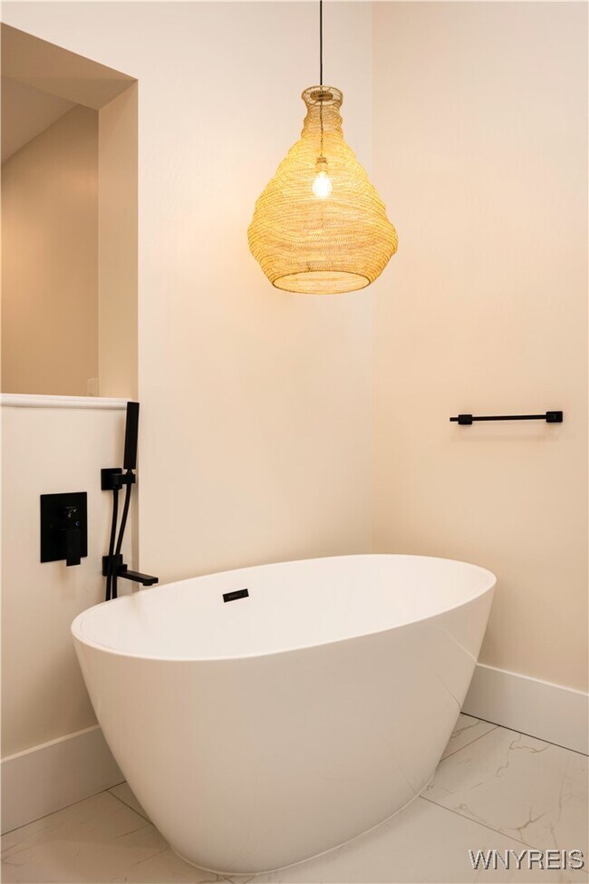 Building Photo - 523 Main St