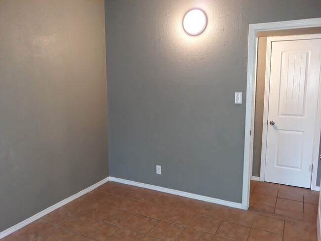 Building Photo - 3 Bedroom 1 Bath 1 Car Garage / Remodeled