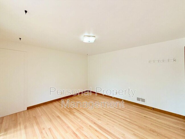 Building Photo - 4215 NW Lavina St