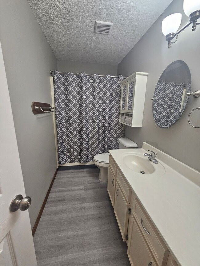 Building Photo - Home in Benton