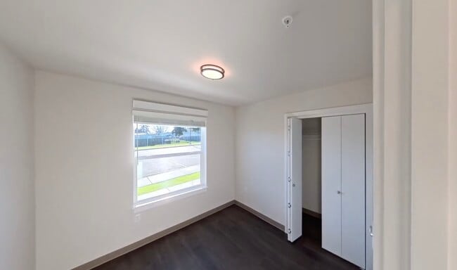 Building Photo - 900 N Oak Harbor St