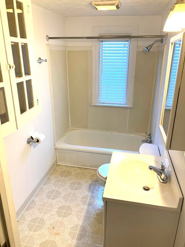 2 Bedroom 1 Bath Duplex with Great Yard! ... - 2 Bedroom 1 Bath Duplex with Great Yard!  ...