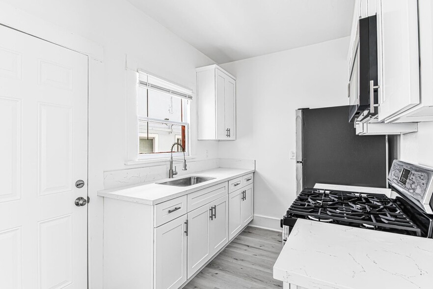 Building Photo - 1045 E 4th St