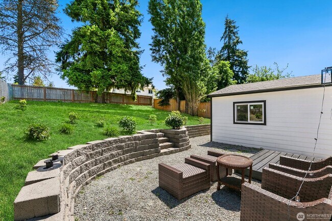 Building Photo - Remodeled, move in condition!
