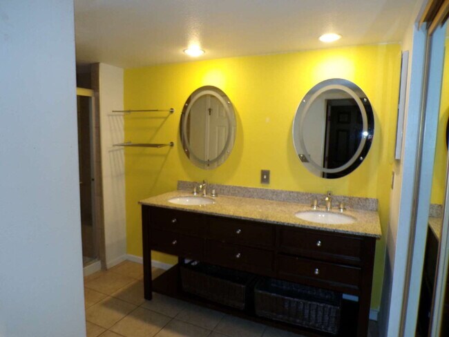 Building Photo - Wind Stream Condos - 3 Bedroom - 2 bathroo...