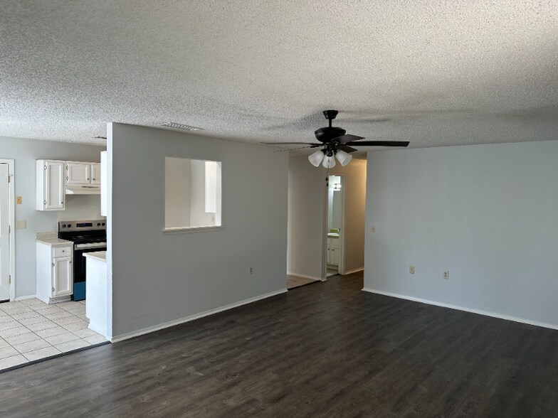 Building Photo - 4735 El Vedado St