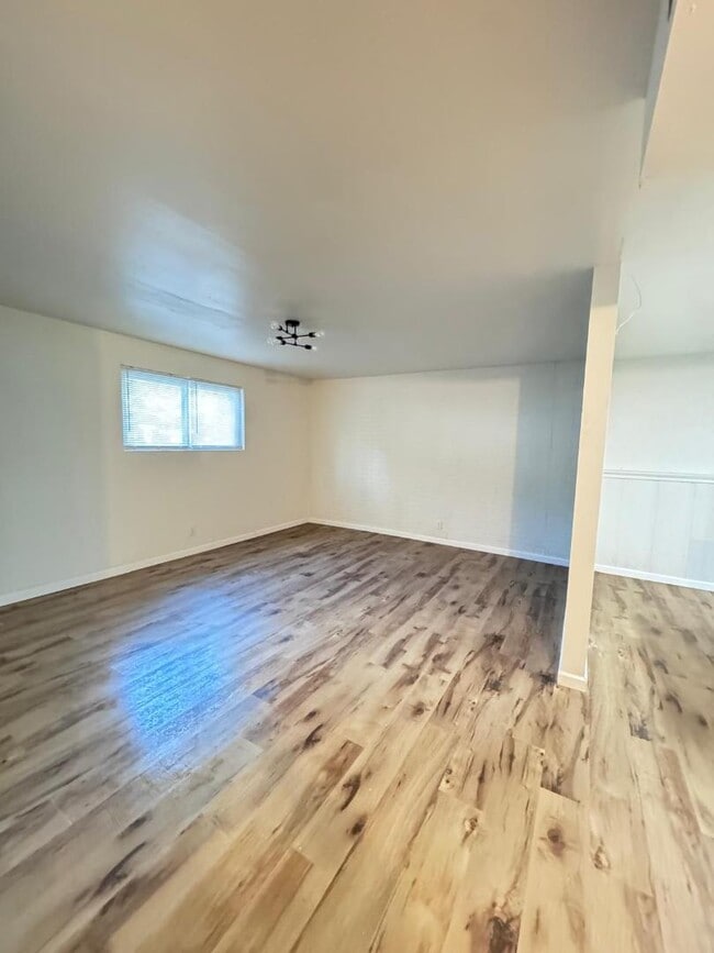 Building Photo - 109 Britanna Dr