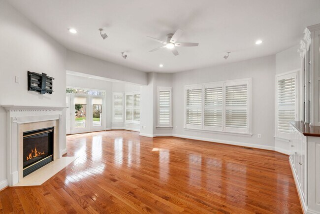 Building Photo - Stunning 4 level detached home close to the Mosaic District in Fairfax!