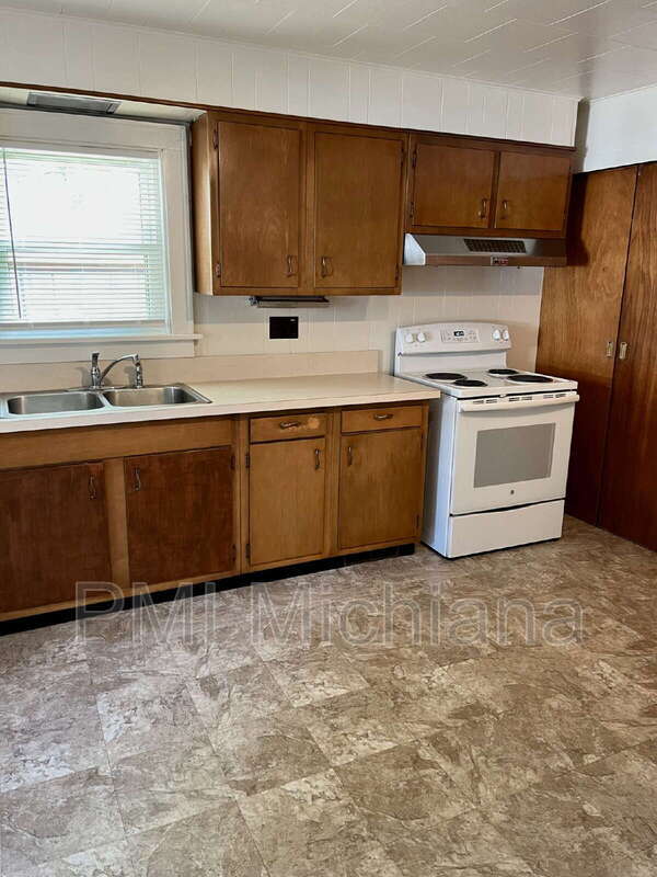 Building Photo - 126 Monmoor Ave