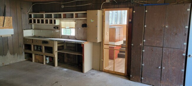Building Photo - 3 Bedroom home in Rothschild!