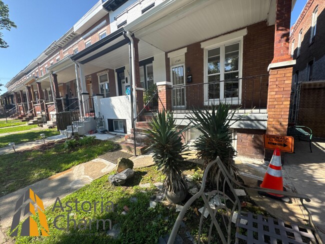 Building Photo - Comfortable 3-Bedroom with Hardwood Floors...