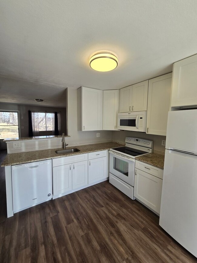 Building Photo - Ranch Style Townhome in convenient location