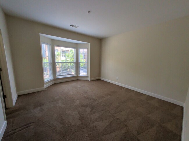 Building Photo - 2-Bed/2-Bath condo in Lenox Village.