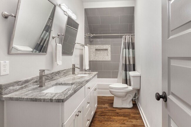 Building Photo - Gorgeous 4/3.5 w/ Bedroom on Main & Large,...